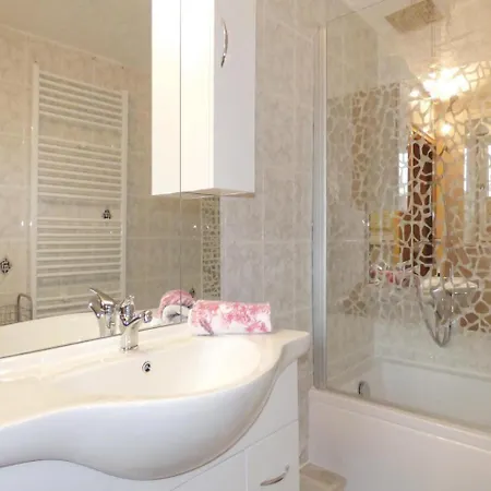 Three-bedroom Holiday In בית נופש