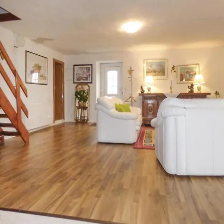 בית נופש Three-bedroom Holiday In הלנתאל