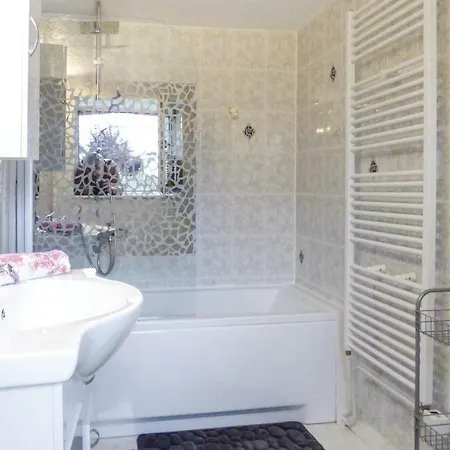 Three-bedroom Holiday In בית נופש