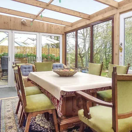 Three-bedroom Holiday In בית נופש